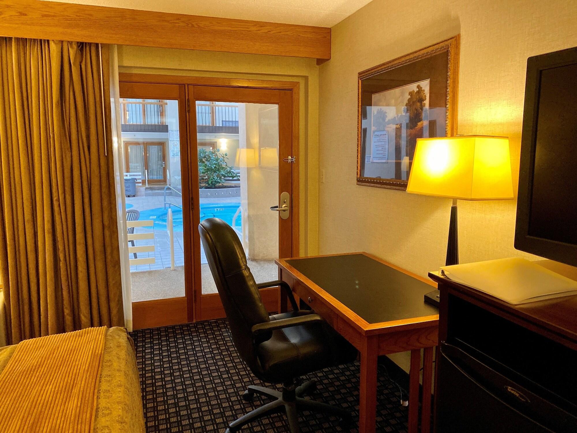 Ramkota Hotel Pierre Bagian luar foto